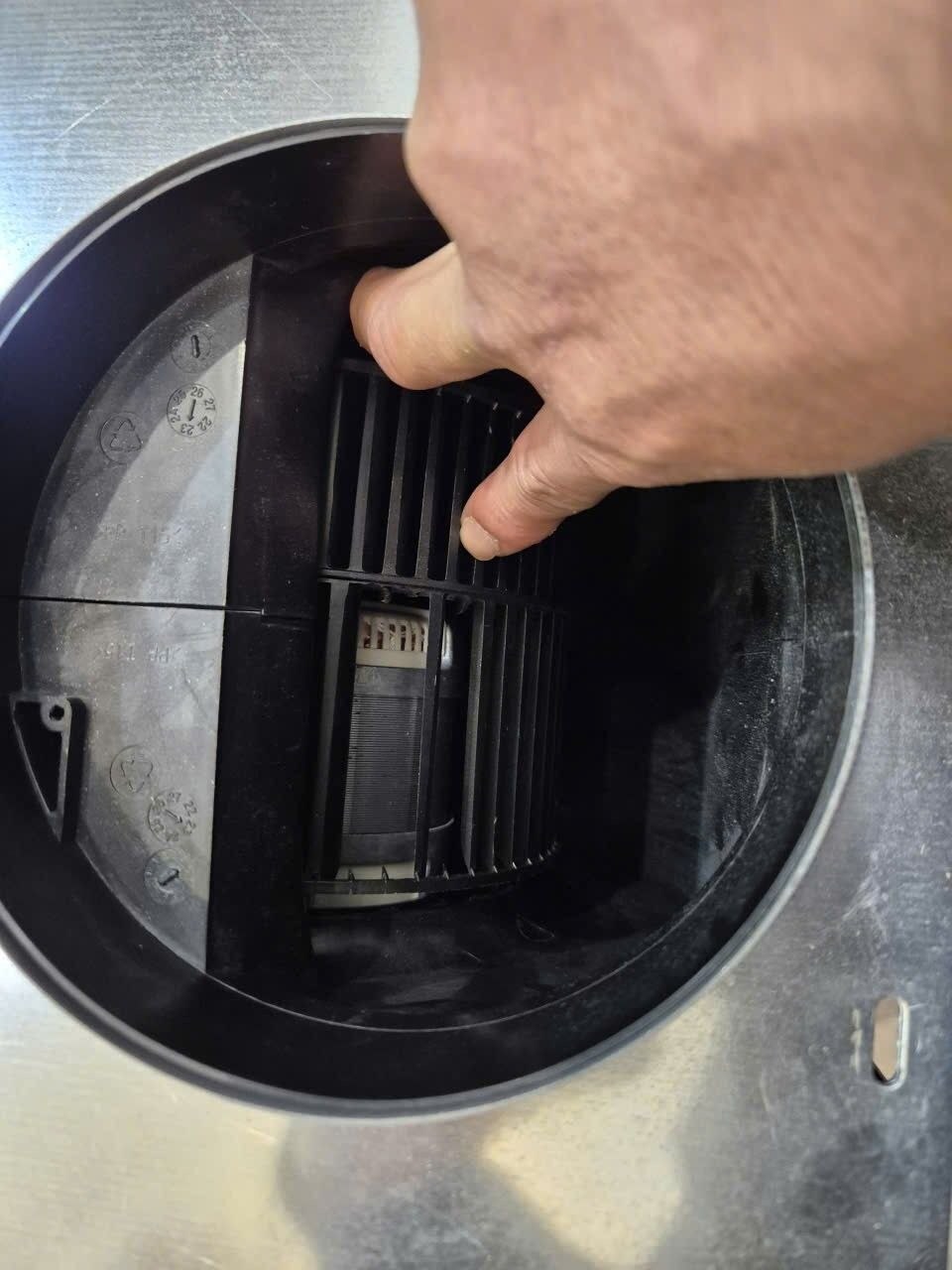 Kỹ thuật viên kiểm tra cụm quạt bên trong máy hút mùi Bosch