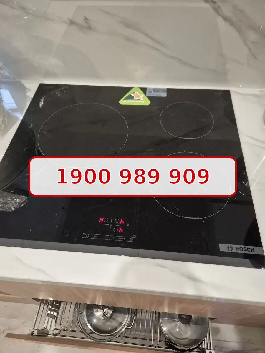Kỹ thuật viên sửa bếp từ Bosch tại nhà ở Hà Nội